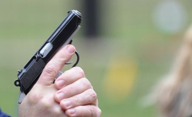 Bărbat împușcat de cel care trebuia să-i devină socru - pistol-1353585911.jpg