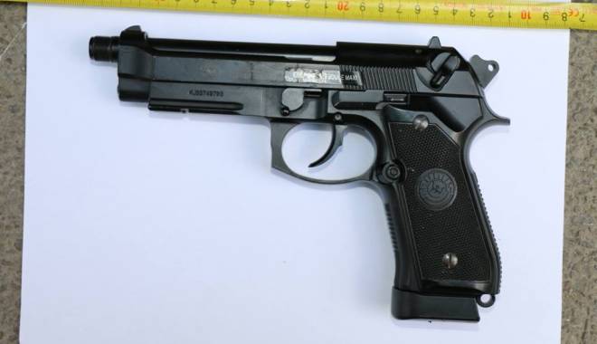 Jurnalist împușcat mortal, în timpul unei transmisii în direct - pistol-1457869674.jpg
