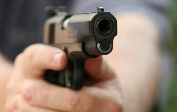 PRIMAR EXECUTAT în timp ce cina într-un restaurant - pistol-1514631744.jpg
