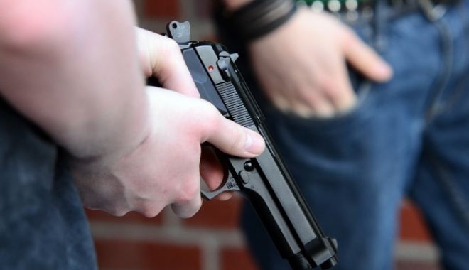 Atac armat în Italia. Un român a fost împușcat în fața unui bar din Roma - pistol-1530279609.jpg