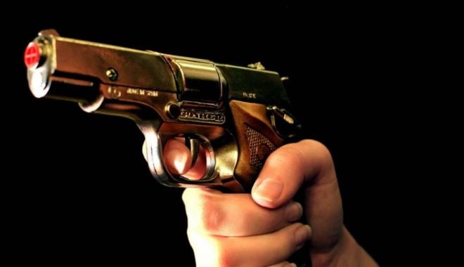 O femeie a împușcat mortal un bărbat după ce acesta a refuzat să o sărute - pistol-1634651766.jpg