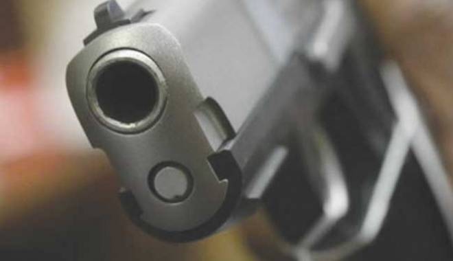 Clipe de groază! Atac armat în fața unui mall - pistol2-1449603068.jpg