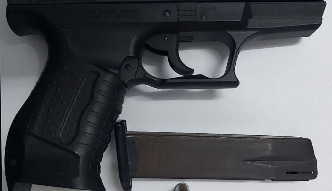 Tânăr, cercetat după ce a ieşit pe stradă cu pistolul cu bile al tatălui, pentru a-şi impresiona prietenii - pistol2-1636100152.jpg