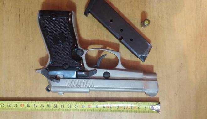 A încercat să treacă frontiera cu o armă ascunsă în mașină - pistolascuns-1456854672.jpg
