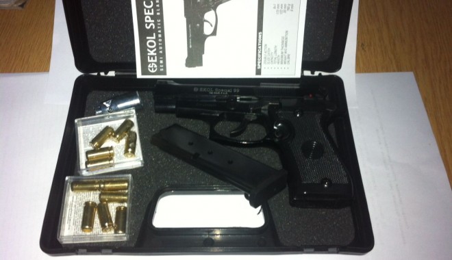 Pistol și cartușe cu gaze, reținute de polițiștii de frontieră - pistolgarda-1387454941.jpg