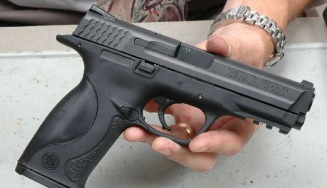 ALERTĂ MAXIMĂ! Un bărbat a scos un pistol în mulțime în timpul concertelor. Connect R era pe scenă - pistoool-1533361041.jpg