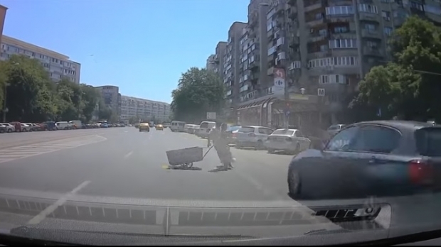 ATENȚIE PE UNDE TRAVERSAȚI! Clipe de groază pentru doi pietoni inconștienți - pitoni24547700-1528365670.jpg