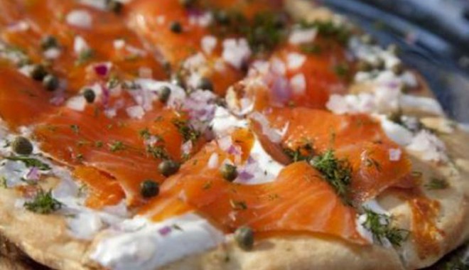 Pizza cu somon afumat și mascarpone la grătar - pizza-1347993285.jpg