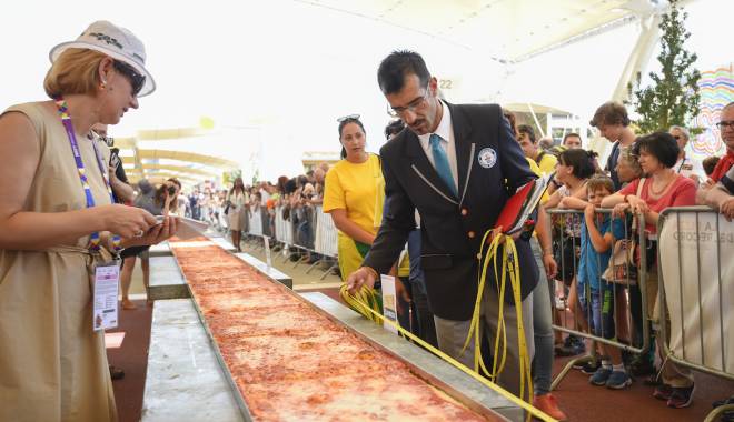 Cartea Recordurilor. Bucătarii italieni au gătit cea mai lungă pizza din lume - pizza-1434873863.jpg