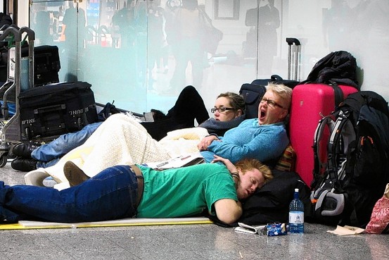 Ziua Independenței: Mii de oameni au dormit în aeroporturi în loc să sărbătorescă