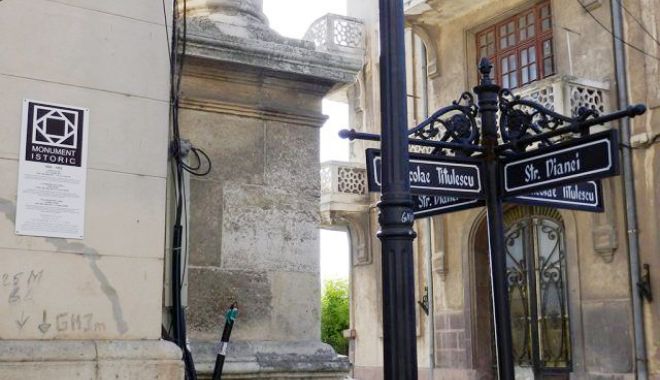 Monumentele istorice și obiectivele turistice din Constanța vor avea plăcuțe digitale care conțin cod QR - placute-monumente-1682530223.jpg