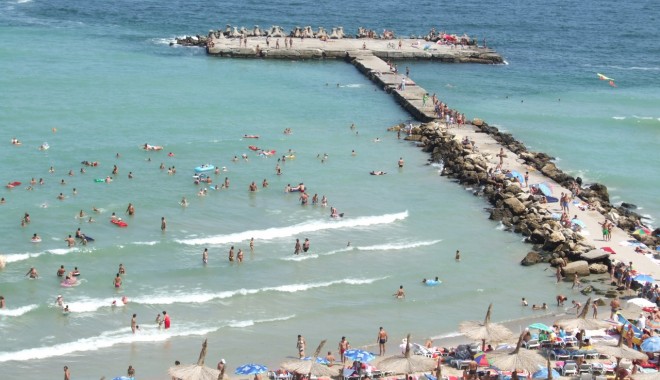 Anul acesta au ajuns cu 14% mai mulți turiști pe litoral decât în 2011 - plaja-1353023451.jpg