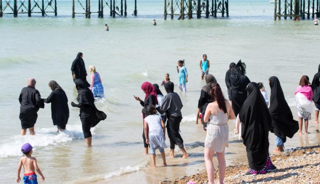 Franța: Interdicția de a purta burkini a fost suspendată de justiție - plaja-1472220803.jpg
