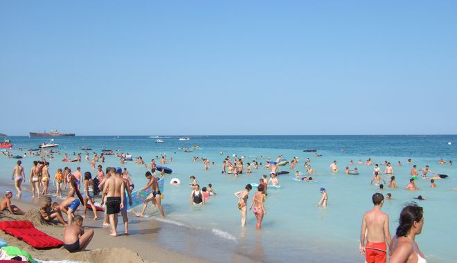 Paznic agresat de un necunoscut pe plaja din Costinești - plaja-1531305745.jpg