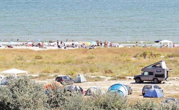 Amenzi de peste 3.000 de lei pentru turiștii de la Vadu - plaja-1567262141.jpg