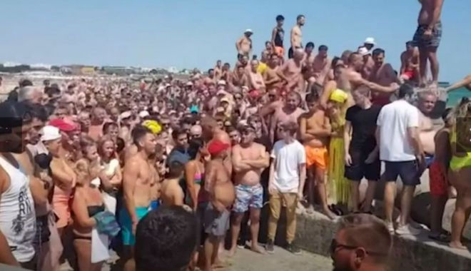 Zeci de oameni s-au strâns pe plaja din Costineşti să vadă cum e scos trupul tânărului de 21 ani din apă - plaja-1660225229.webp