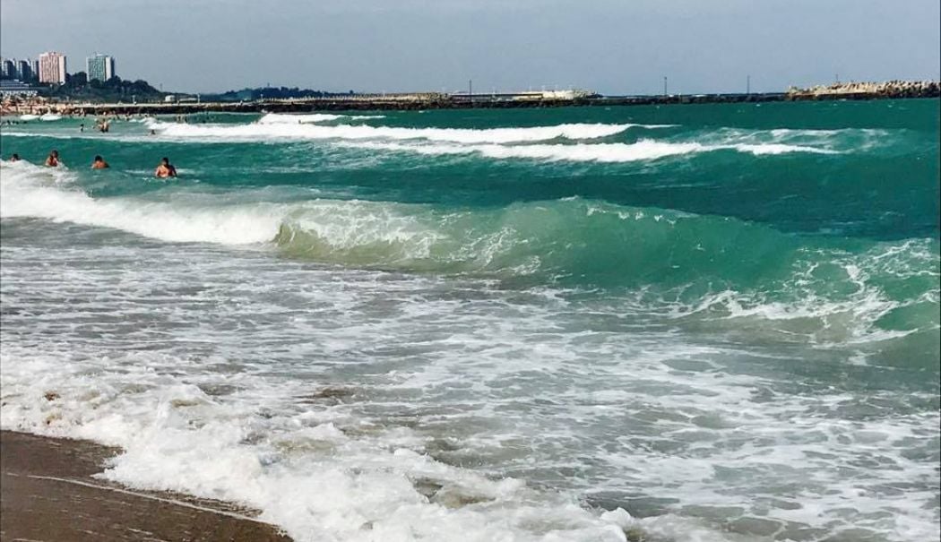 Update. Încercări disperate de salvare a unui înecat pe plaja Roxi, din Eforie Nord