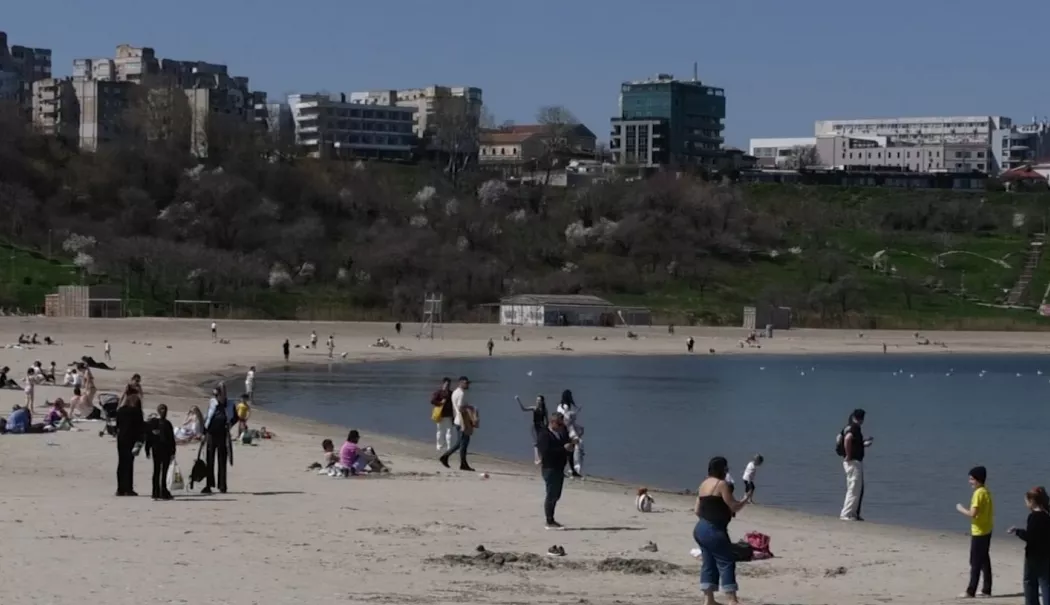 20 de grade la malul mării! Plajele s-au umplut de oameni - plaja-1775483619.webp