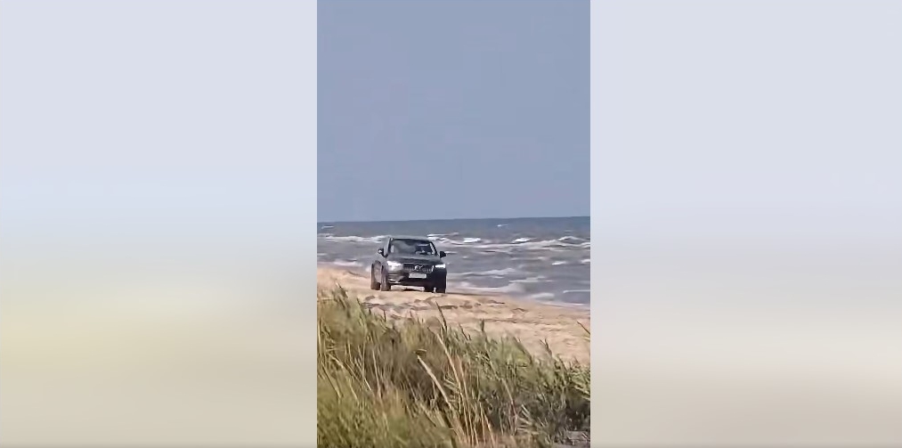 Șoferul care a intrat cu mașina pe plaja din Vadu a fost amendat de polițiști