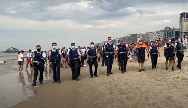 Bătaie pe plaja în timp de pandemie! Turiștii aruncau cu pietre, umbrele sau șezlonguri în polițiști - plajabelgia-1596989435.jpg
