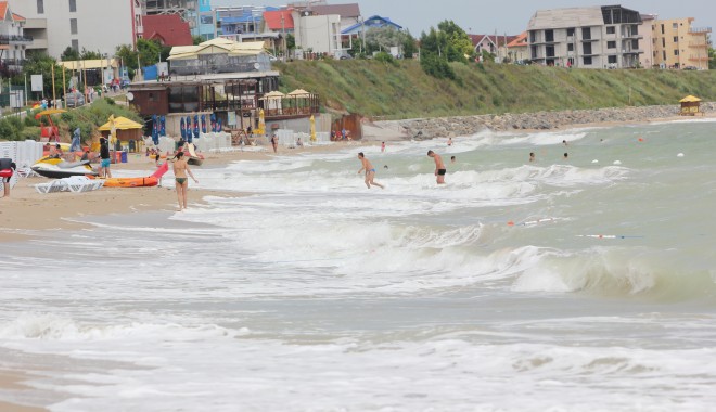 Turiștii aflați în prezent pe litoral, mai mulți cu 20 la sută ca anul trecut - plajacostinesti3-1341073151.jpg