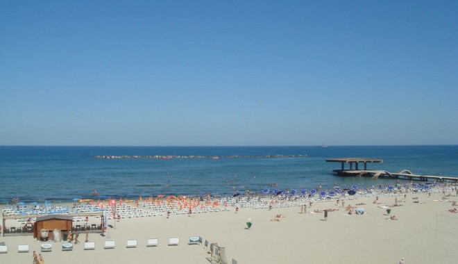 Pete de petrol pe plaja din Mamaia - plajamamaia-1339856739.jpg