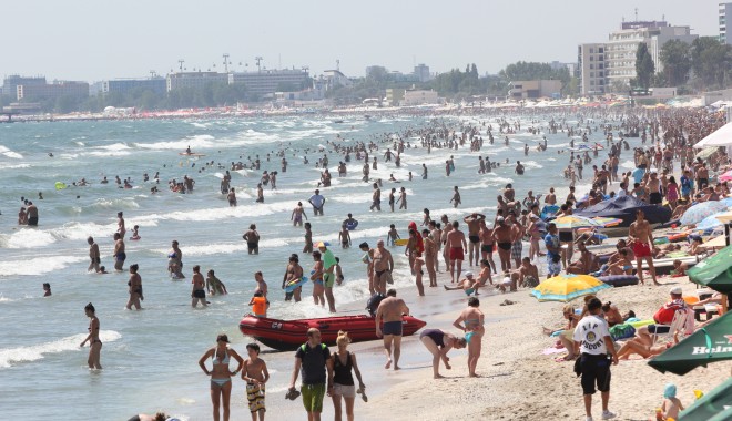 Peste 1,2 milioane de turiști vor ajunge în structurile de cazare clasificate de pe litoral - plajamamaia115-1374058753.jpg