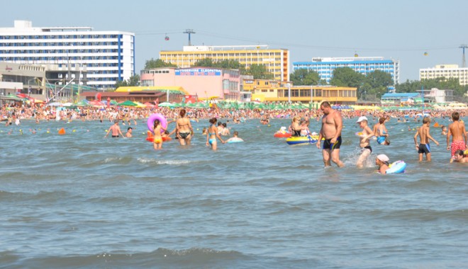 Vremea bună, bucuria hotelierilor - plajamamaia13-1313425470.jpg