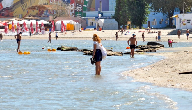Începerea școlii a alungat și bruma de turiști de pe litoral - plajamamaia22-1315842940.jpg