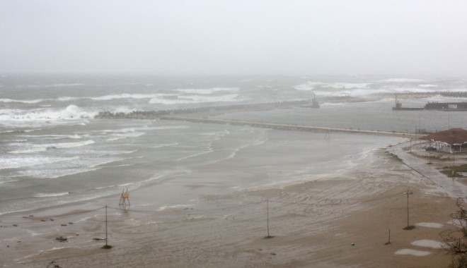Galerie FOTO. Cod portocaliu de furtuni. Plaja Modern din Constanța, înghițită de valuri - plajamodern-1380632505.jpg