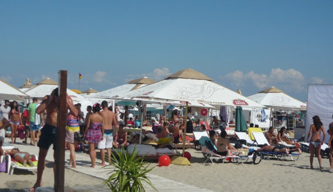Turiștii pot cumpăra vacanțe ieftine în 35 de hoteluri de pe litoral - plajaturisti-1313688505.jpg