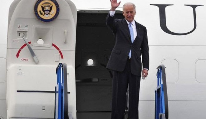 Avionul vicepreședintelui american, avariat după ce a lovit un stol de păsări - plane-1334997753.jpg