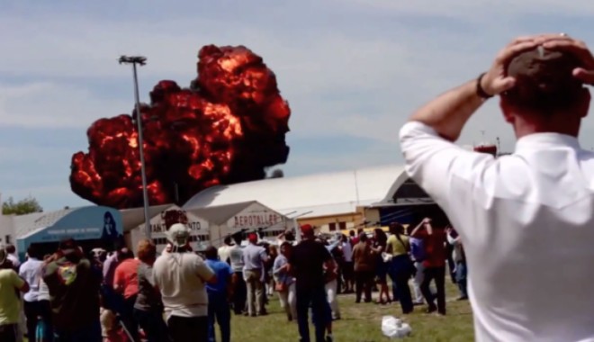 Avion prăbușit la un show aviatic! Un mort și 18 răniți - plane64549600-1367824199.jpg