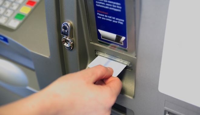 I-au dispărut 2.000 de euro din cont printr-un bancomat 