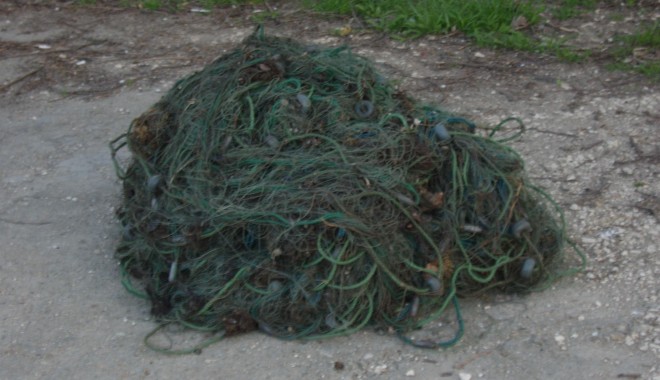 Peste 20.000 de metri de plasă monofilament confiscată de polițiștii din port - plasa-1354202227.jpg
