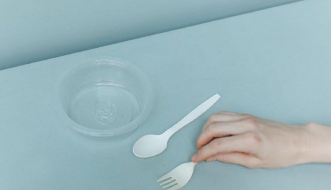 Înghițim în fiecare săptămână microplastice cât pentru un card bancar! - plastic-1642338427.jpg