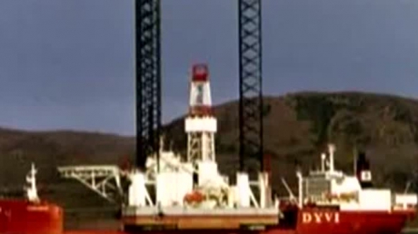 O platformă petrolieră s-a răsturnat în mare - platforma09122000-1324196193.jpg