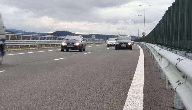 Plecați la drum? Grijă mare pe șosele! Drumarii împrăștie permanent material antiderapant - plecatiladrum-1578310492.jpg