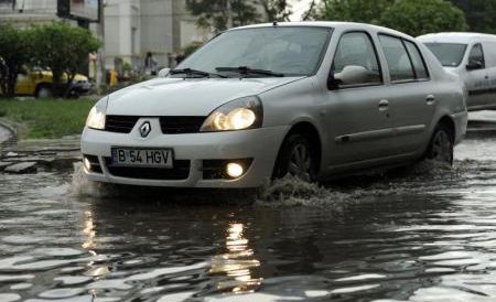 Ploaia a făcut prăpăd la Cernavodă. Zeci de case și primăria, sub apă - ploaie-1336569487.jpg