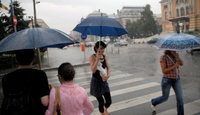 Meteorologii  au emis un nou cod galben  de ploi și vânt - ploaie-1337647369.jpg