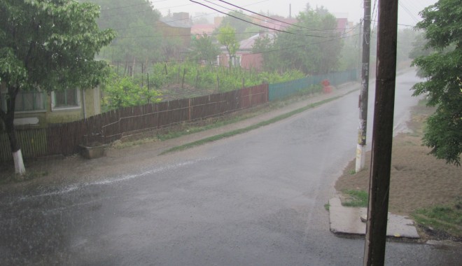 Precipitații de peste 25 l/mp și grindină la Cochirleni, Rasova și Fetești - ploaie-1337779217.jpg