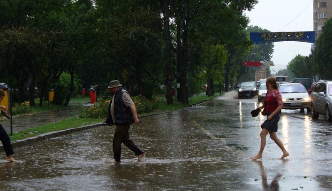 Cod galben de averse, descărcări electrice și vânt. Vezi aici ce zone sunt afectate - ploaie-1367760811.jpg