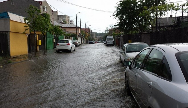 Galerie FOTO. Ce a lăsat în urmă potopul din Constanța - ploaie-1400419496.jpg