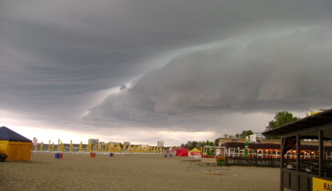CONSTANȚA, SUB AVERTIZARE METEO. NE AȘTEAPTĂ FURTUNI CU PLOI, TUNETE ȘI FULGERE - ploaie1439716461-1470122902.jpg