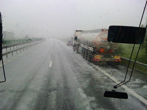 Atenție! CIRCULAȚIE ÎNGREUNATĂ PE AUTOSTRADA BUCUREȘTI-CONSTANȚA - ploaieautostrada-1427440764.jpg