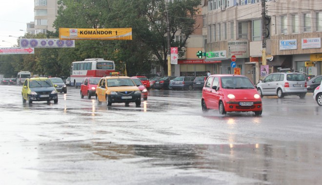 Vremea rea continuă! CONSTANȚA, din nou SUB COD GALBEN de VIJELII, PLOI TORENȚIALE și DESCĂRCĂRI ELECTRICE - ploaiebaltiinundatii25-1375283243.jpg