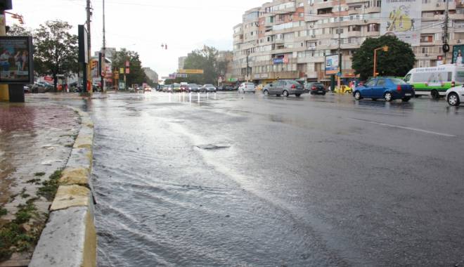 Informare meteo / SE STRICĂ VREMEA! VIN PLOILE ȘI FURTUNILE - ploaiebaltiinundatii281375278583-1442737852.jpg