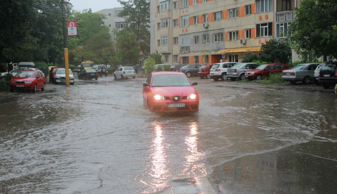 PLOI TORENȚIALE /  Gropi cu o adâcime de peste un metru, în CERNAVODĂ - ploaiebaltocitraficingrunatinund-1372599020.jpg