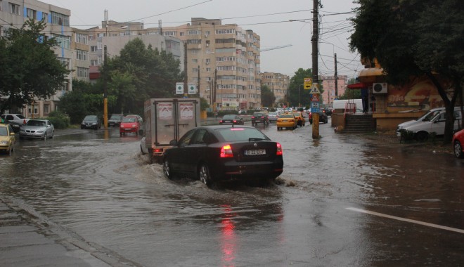 PLOI TORENȚIALE / Zona Butoaie din MAMAIA, paralizată la propriu din cauza apei - ploaiebaltocitraficingrunatinund-1372599550.jpg