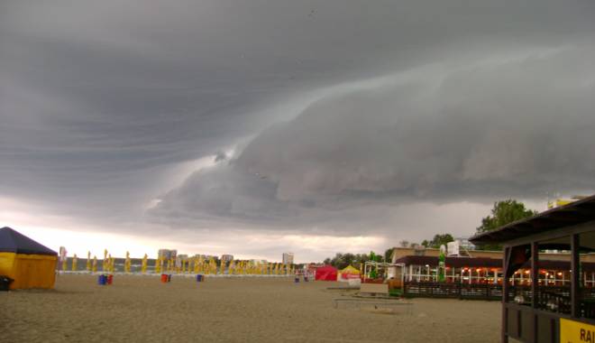VINE PRĂPĂDUL PE LITORAL! CONSTANȚA, SUB COD GALBEN DE PLOI ȘI FURTUNI - ploaiecanicula1312315639-1435925212.jpg